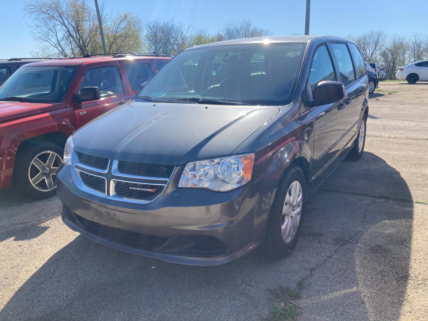 2015 Quartz Met. Dodge Grand Caravan SE (2C4RDGBG1FR) with an 3.6L V6 DOHC 24V engine, 6-Speed Automatic transmission, located at 1800 South Ihm Blvd, Freeport, IL, 61032, (815) 232-5543, 42.278645, -89.607994 - Grand Caravan SE Wagon - Photo#0